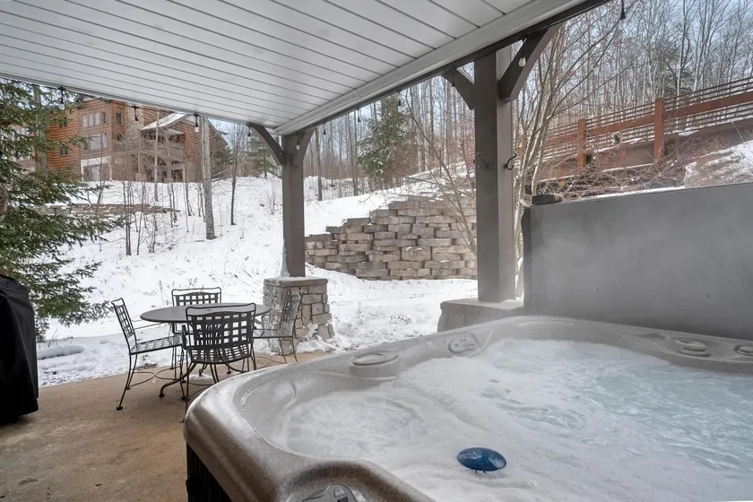 Plys 2BR Creekside Condo ved Boyne Mountain-Slope side med privat boblebad !! - Image 1