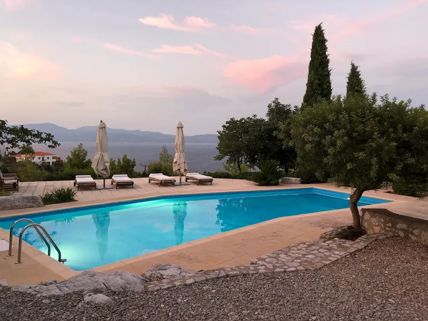 Villa with swimming pool and tennis/basketball court - Image 1