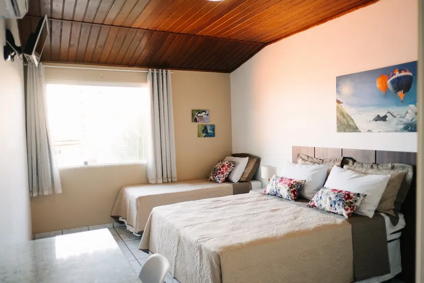 Independent en-suites with Wi-Fi, cable TV, kitchen - Image 1