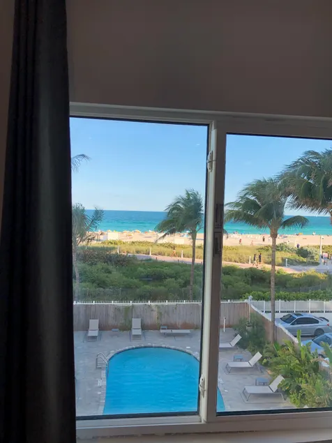 South Beach Ocean View King-Bett + Kostenloser Strandservice - Image 1