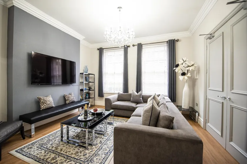 Sleeps 30 £100 pppn Extra guests pro-rata - Image 1