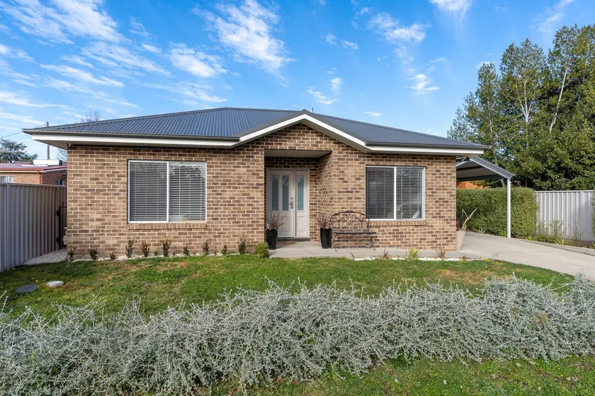 Quaint and charming 2 bedroom home - Image 1