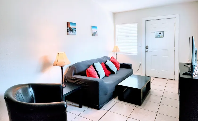 Comfy Home, Minutes from Airport & Near Everything - Image 1