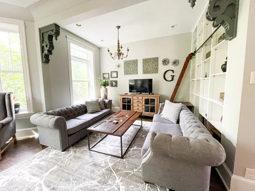 Penthouse Level, Stunning Wrigley Stay - Image 1