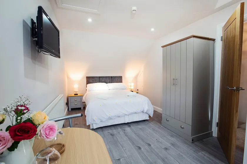 Private Entrance en-suite double with kitchenette - Image 1