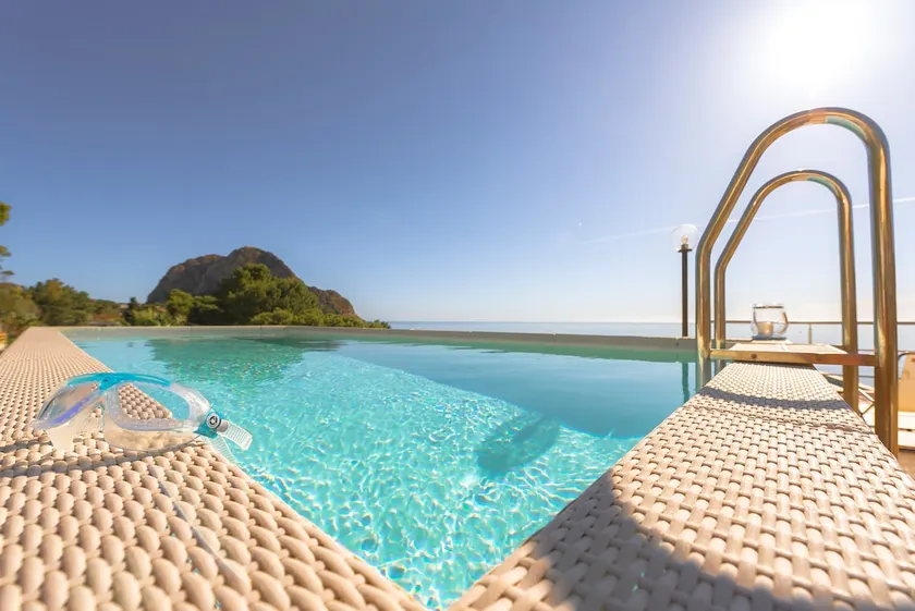 Cozy house with direct beach access and pool - Image 1