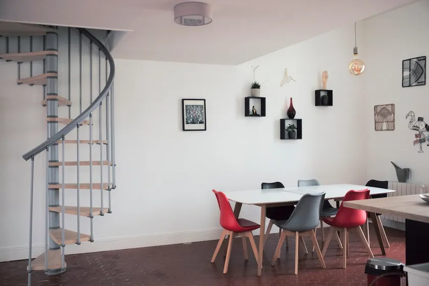 Large, bright apartment with terrace in a prime location - Image 1