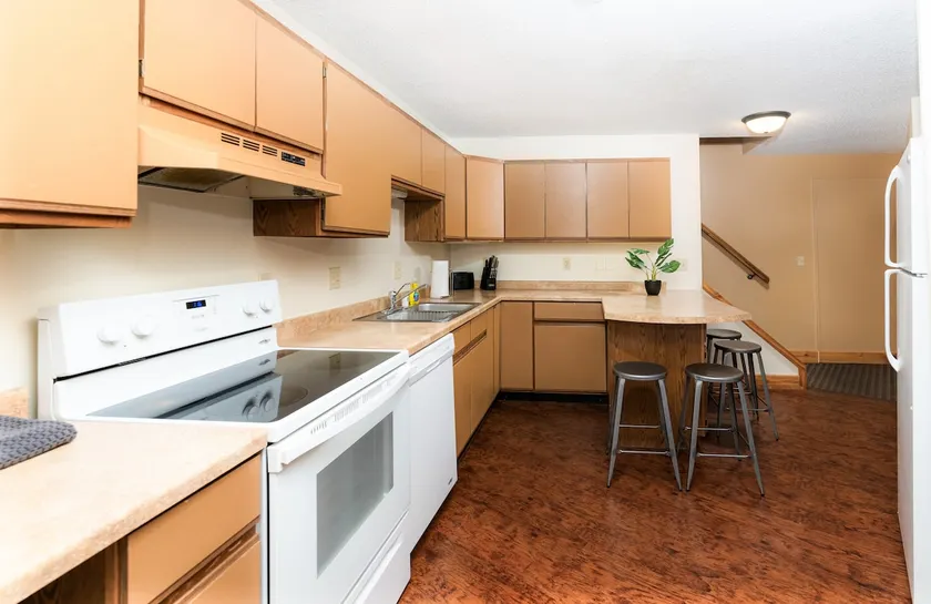 Natura Apt- 3 Bedrooms, 4 Queens & Full Kitchen - Image 1