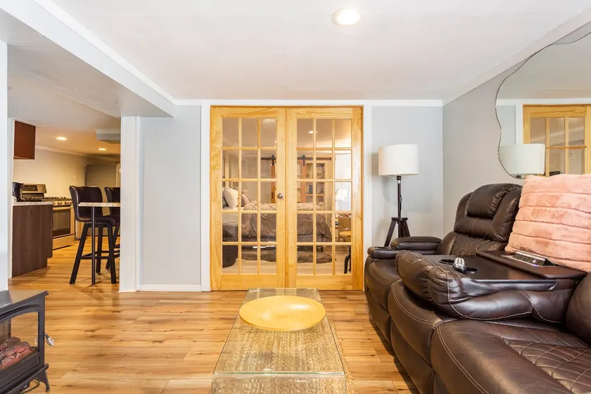 Free parking, Coffee at Elegant Elmont Suite - Image 1