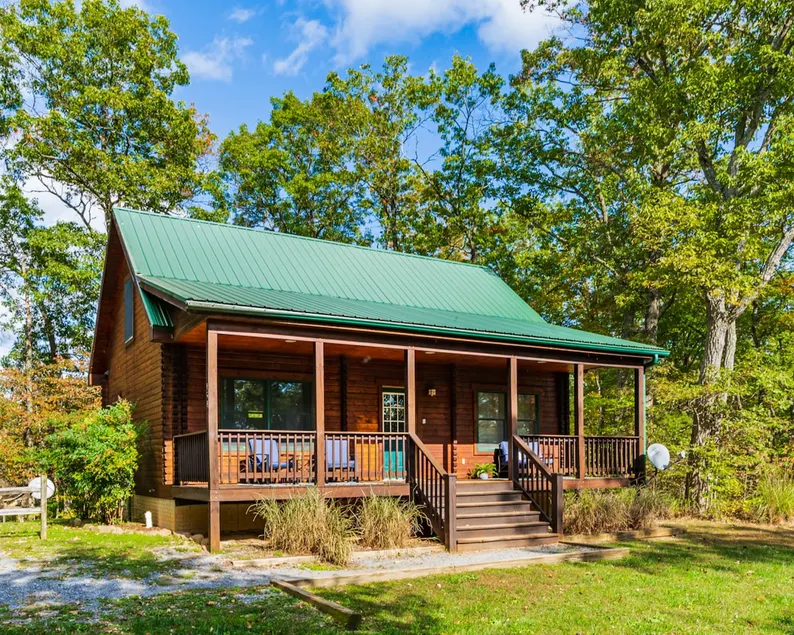 Blue Moon Log Cabin ~ Hot Tub and Walk to SRO - Image 1