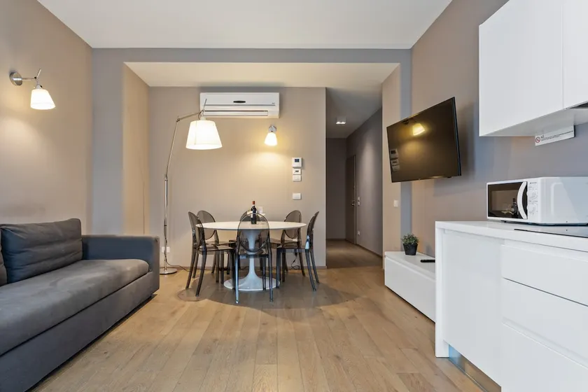 Cadorna apartment with two bedrooms and terrace - Image 1