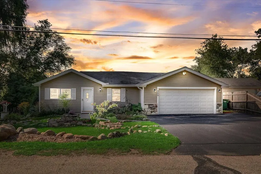 Cozy Cottage With Prairie & Lake Views Near Summer Activities & Lake Geneva - Image 1