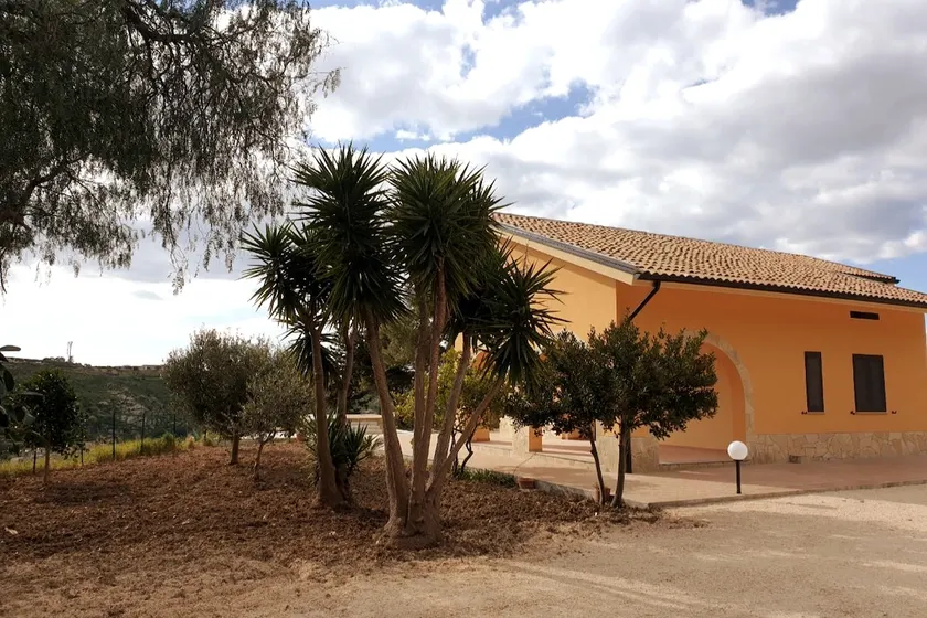 Detached house near the sea and the land - Image 1