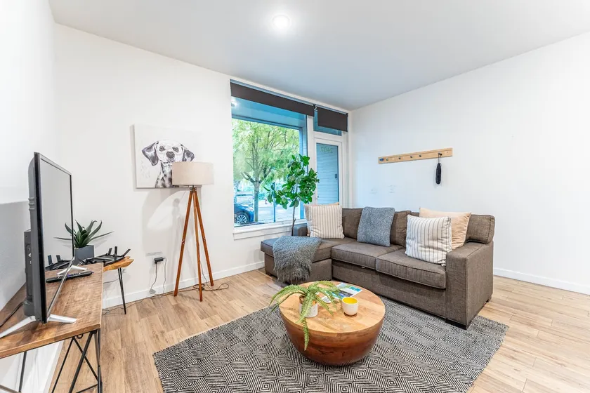 Stroll to Restaurants New Laurelhurst Loft - Image 1