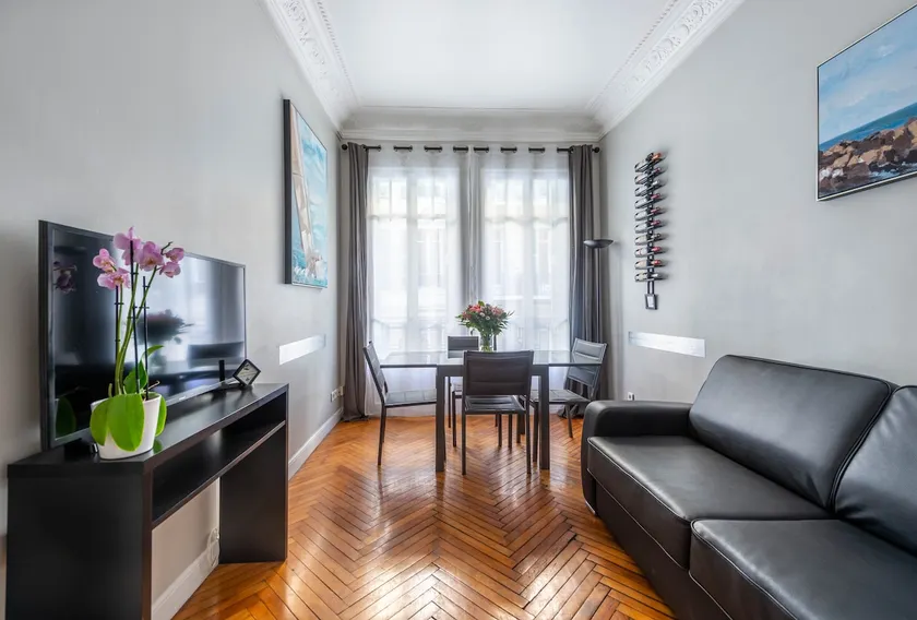Central Art Deco Flat with Balcony, 1BR, 42 m². - Image 1