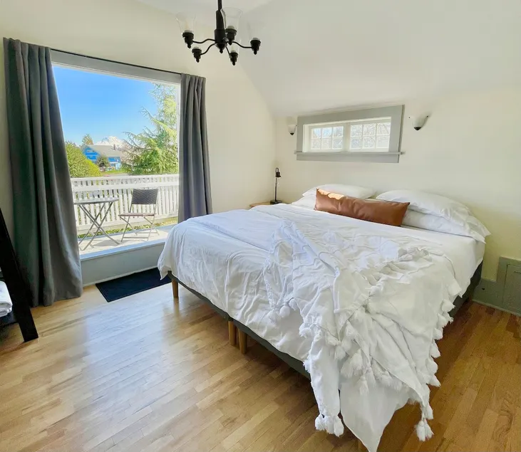 The Rainier - King Bed Suite - Historic N. Tacoma - Image 1