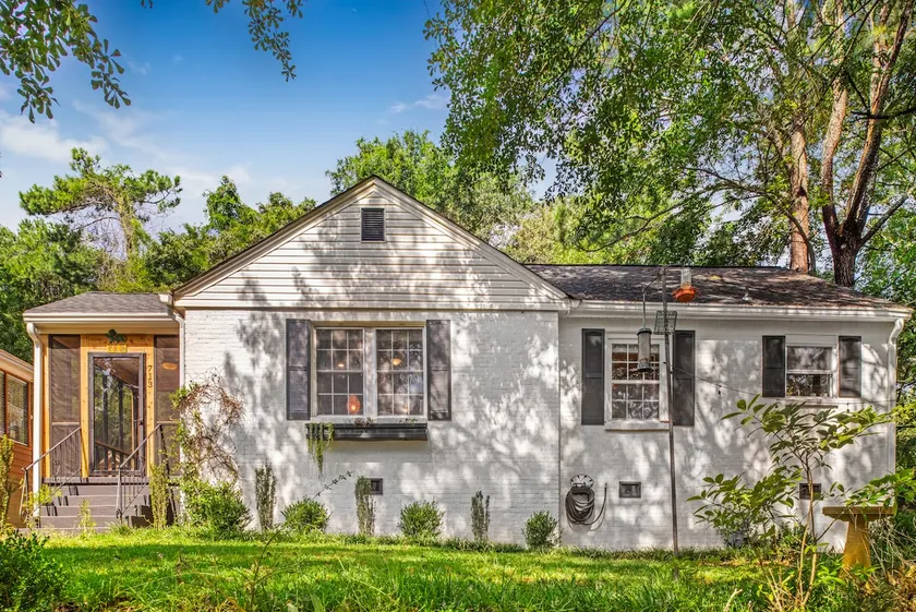 Old Oak Tree in EAV - stylish 3/2, walk to town! - Image 1