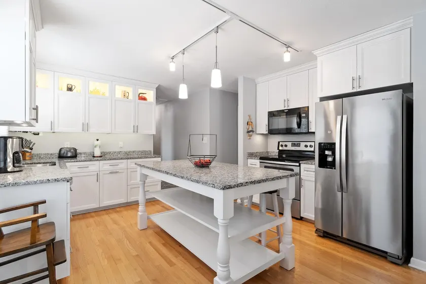 Stylish Home, Ideally Located, w/Carpenter Kitchen - Image 1