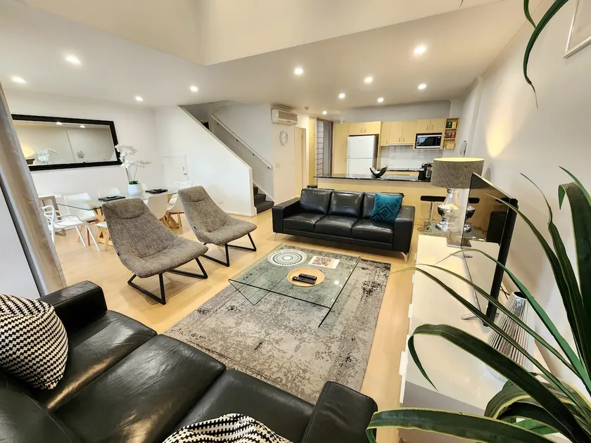 Huge Four Bedrooms/Two Baths City with Free Car Park - Image 1