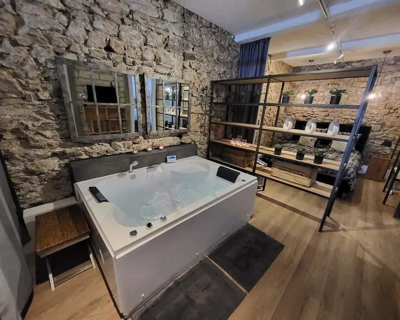 Le 79 Balnéo Loft Déco Authentique Centre climatisation - Image 1