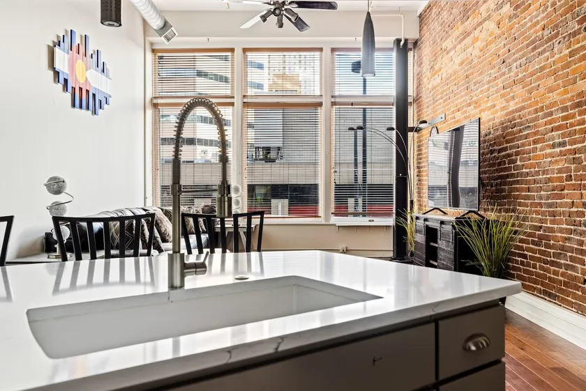 Unbeatable Location - Spacious 1 Br 1.5 Ba Loft - Image 1