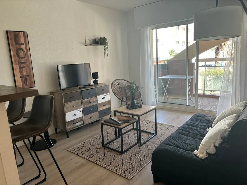 Comfortable 2-bedroom apartment between sea and city center - Image 1