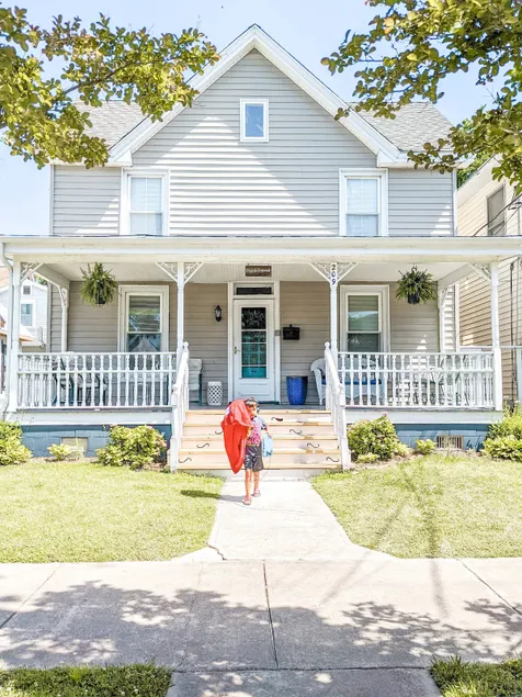 2 blocks to beach, 1 block to shops, front porch! - Image 1