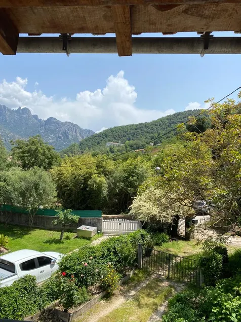 Small house in the heart of nature - Image 1