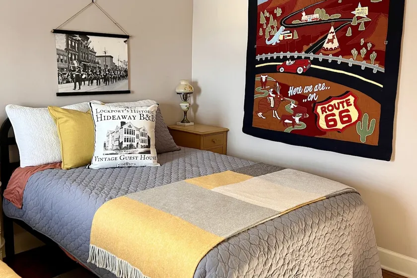 Lockports Famous Hideaway ~ 2bdrm Guest House Flat - Image 1