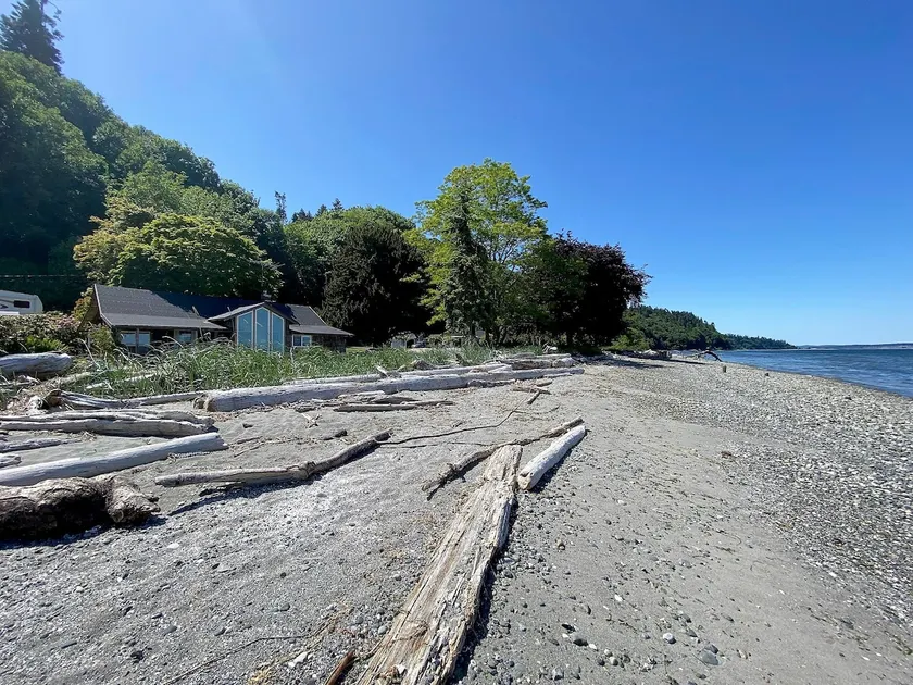 Serene Waterfront Beach Cottage - Image 1