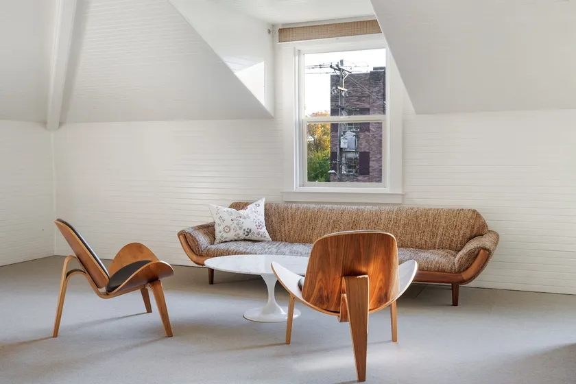 Large Studio in Historic Isam White House - Image 1