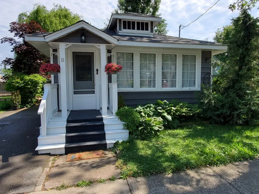 Bay Beach Retreat - Image 1