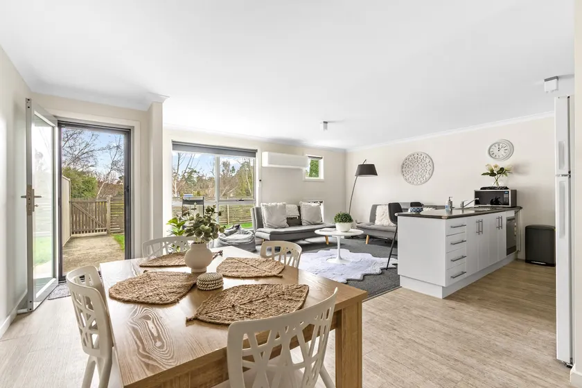 Stylish and Spacious Launceston Villa + Free Wifi - Image 1
