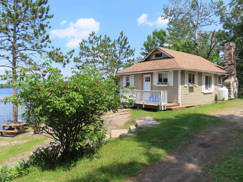 Large Three bedroom Lakefront Cottage 1 - Image 1