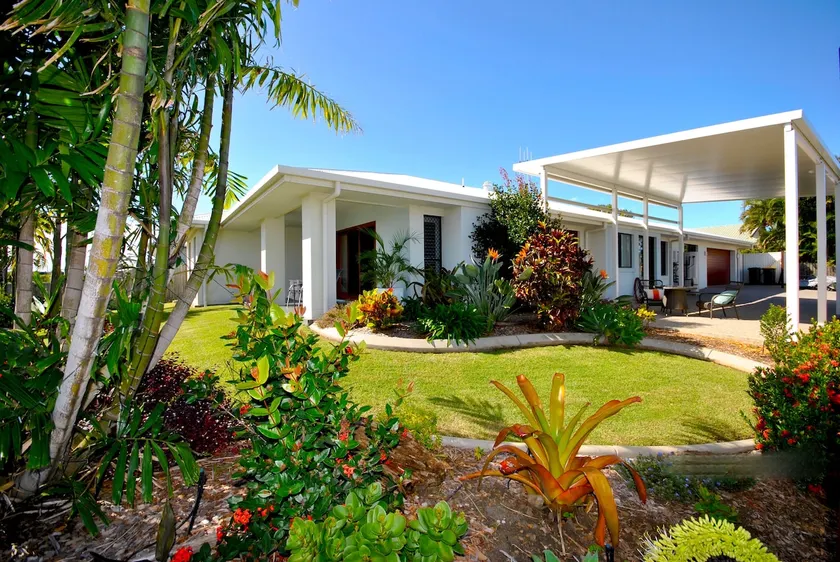 Modern self-contained guest suite - Image 1