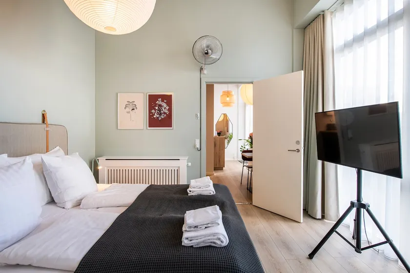 Bright 1 bedroom– Beachside & Modern Amenities - Image 1