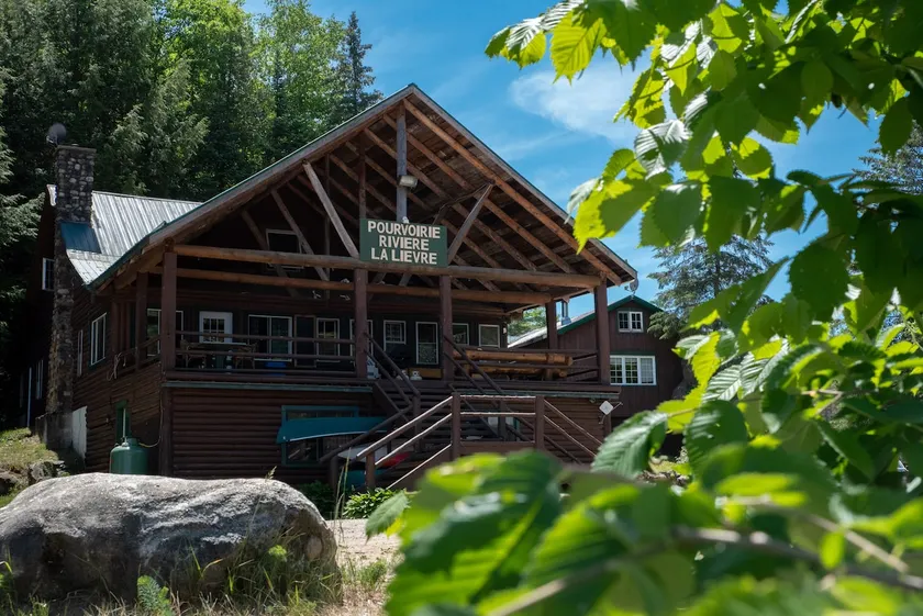 [ #10 THE BIG BEAR ] Pourvoirie's lodge - Image 1