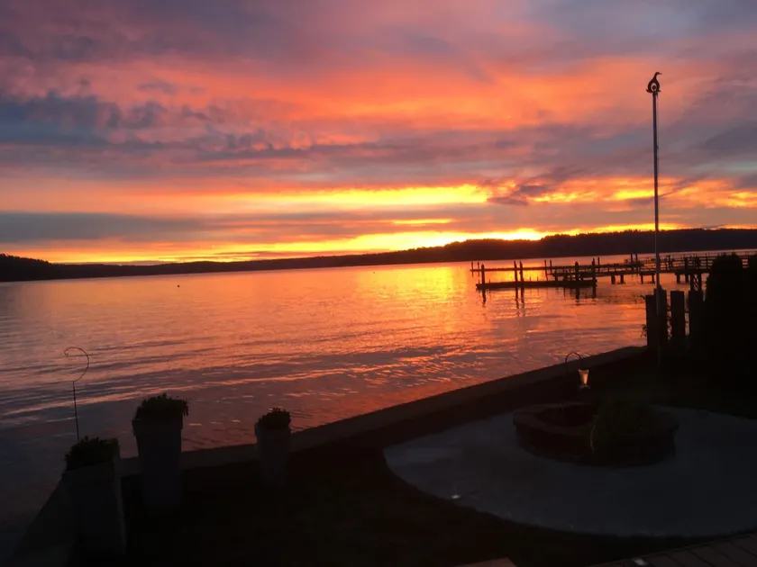 Waterfront Hoodsport, Hood Canal beach oasis - Image 1