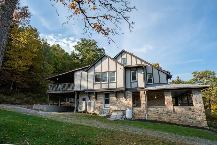 Wooded Mountain Retreat Ideal for Family Gathering - Image 1