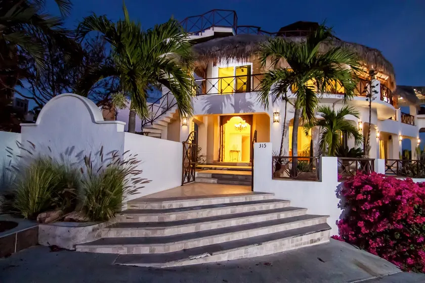 Breathtaking Arch Views From This 6 Bedroom Villa - Image 1