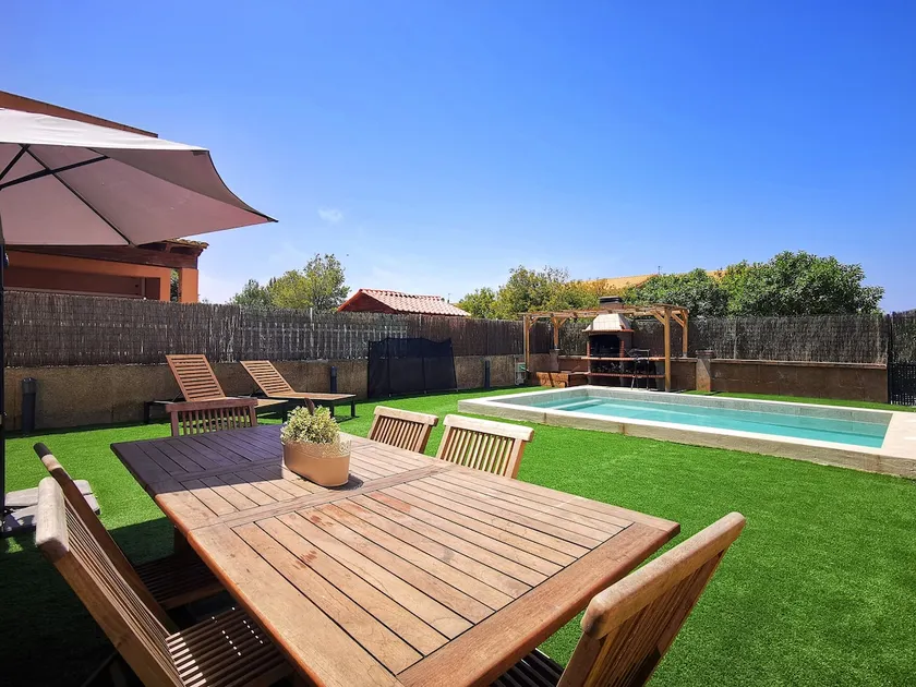 Sunny beach house with swimming pool, WiFi and A/C. - Image 1