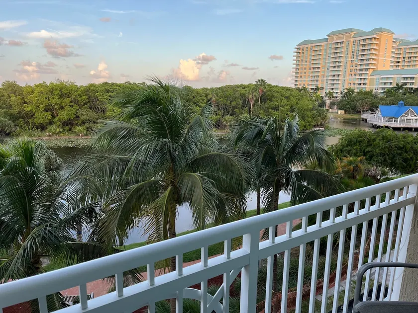 Walk to the beach! Lovely one bedroom with pool. - Image 1