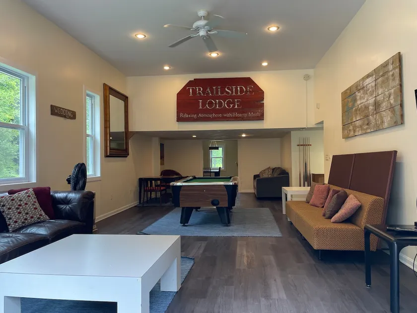 Private 9 Bedroom Guesthouse - The Trailside Inn - Image 1