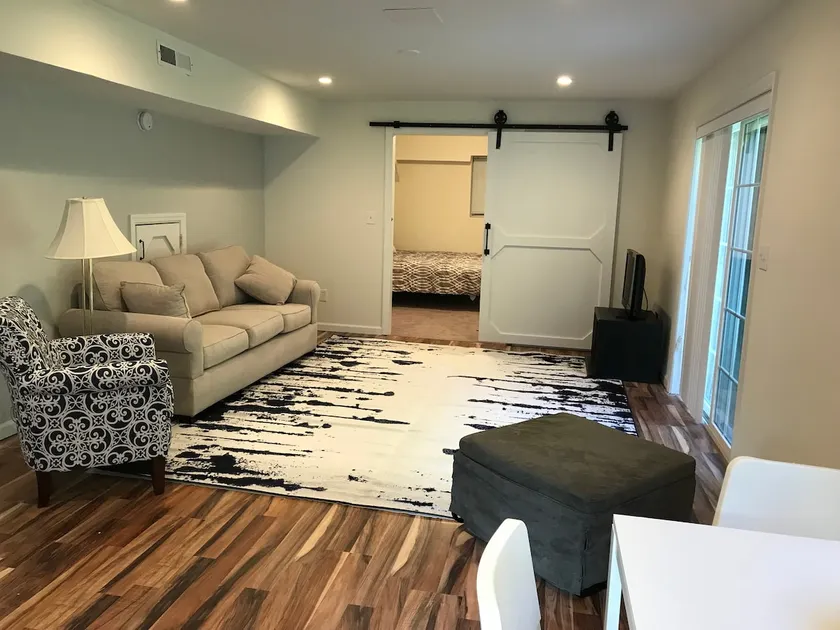 Stamford Guest Suite - This is a NO Smoking unit - Image 1