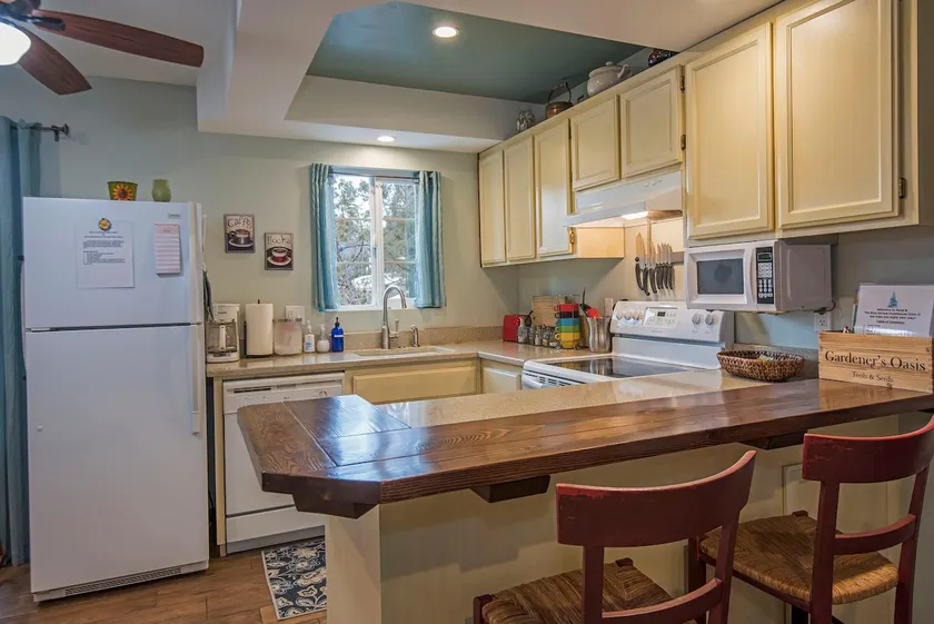 BlueSpruce Guesthouse-Walkable RiverTrail/Downtown - Image 1