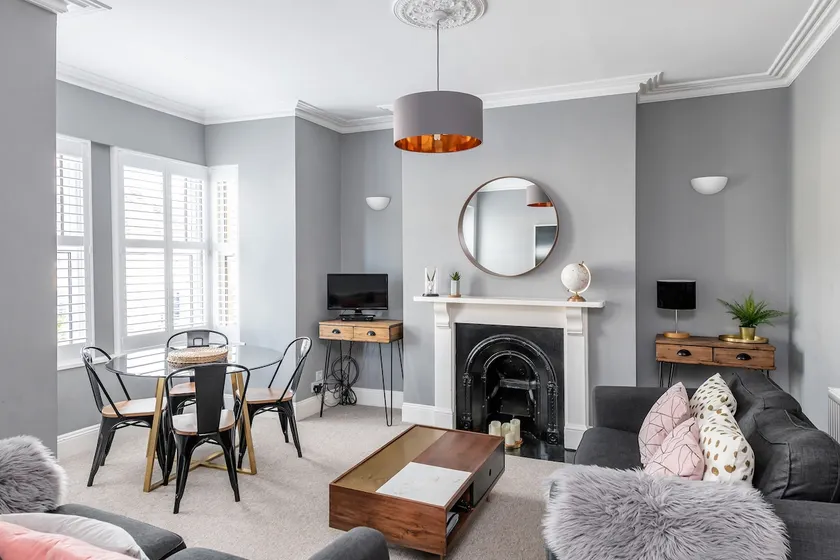 Modern & Spacious 2 Bedroom Maisonette - Image 1