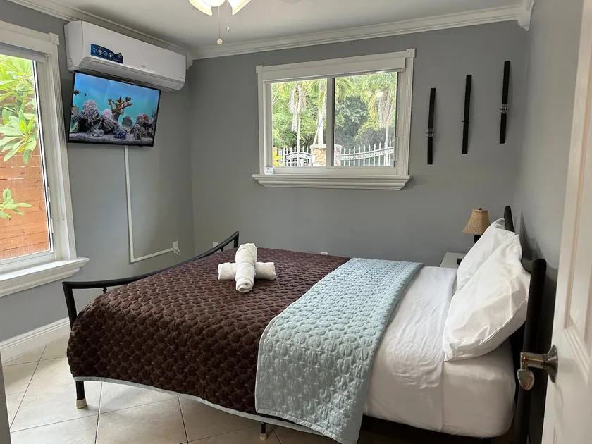 Sleek & Modern Apt. in Miami mins to Airport - Image 1