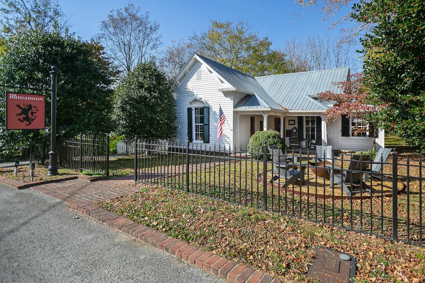 The Brigadoon Cottage in Leipers Fork, Walk to the Village, Sleeps 8, Deck Views - Image 1