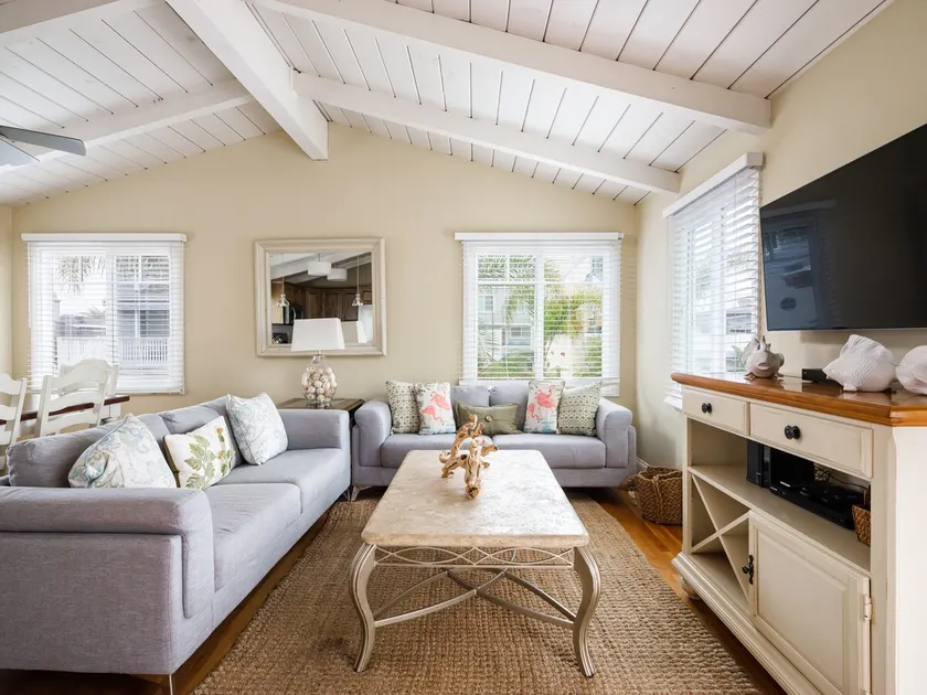Spacious and lofty 3 bedroom with A/C & Extra Den! - Image 1