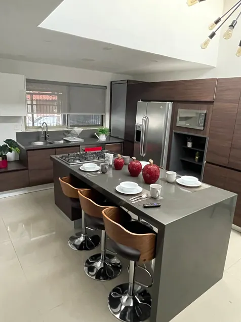 all new one level cozy house w/parking and a/c - Image 1